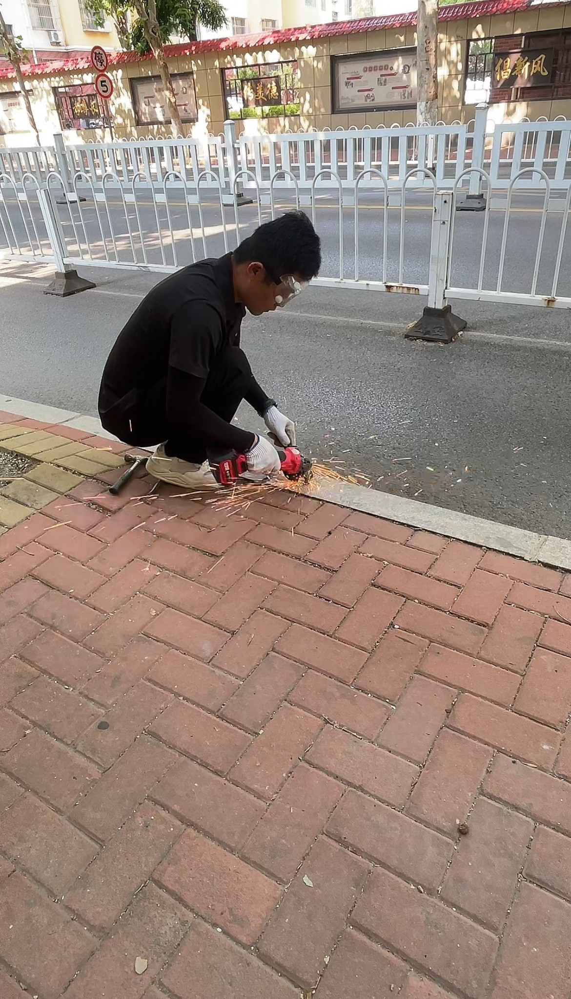 自发清理路面地钉 城市“拔钉侠”传递向善力量(图1)